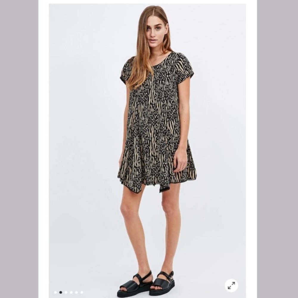 UO Silence +Noise The witchy TShirt Dress size XS